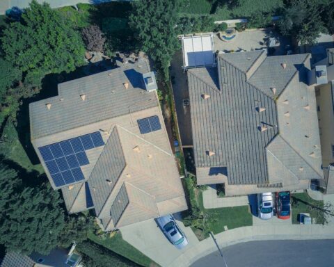 Top view of houses with solar panels, showcasing clean energy and sustainability. – PV Kosten